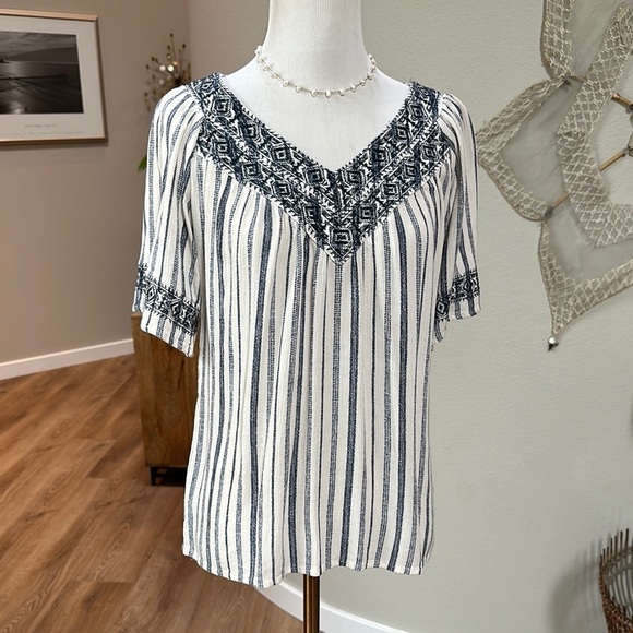 Knox Rose Tops - Knox Rose Blue and White embroidered v neck Neck Flutter Sleeve Top